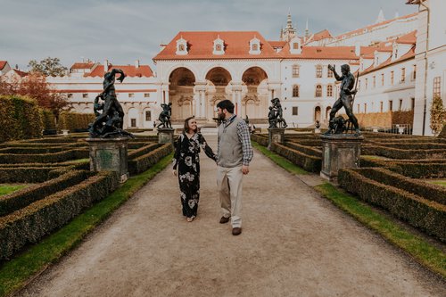 Prague photoshoot at Valdstejnska Zahrada Gardens & Charles Bridge