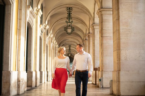 Lisbon honeymoon photoshoot at Praca do Comercio