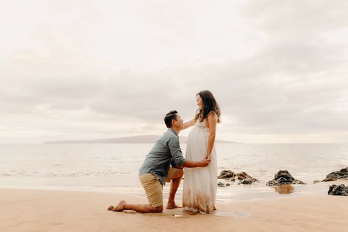 Maui babymoon photoshoot at Po’olenalena Beach (South Shore)