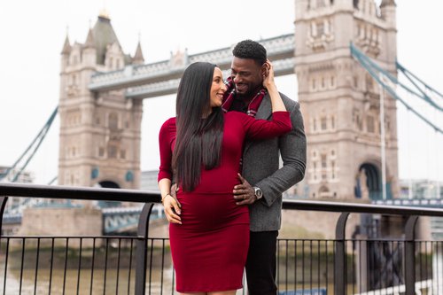 London babymoon photoshoot at Tower Bridge