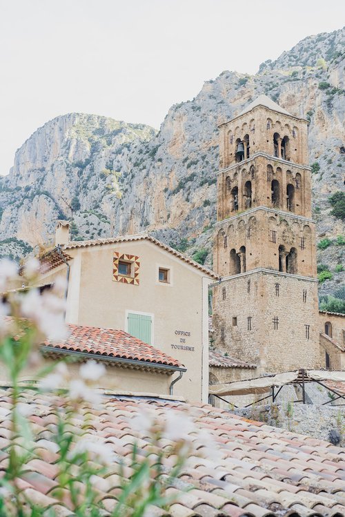 Provence photoshoot at Moustiers Sainte Marie