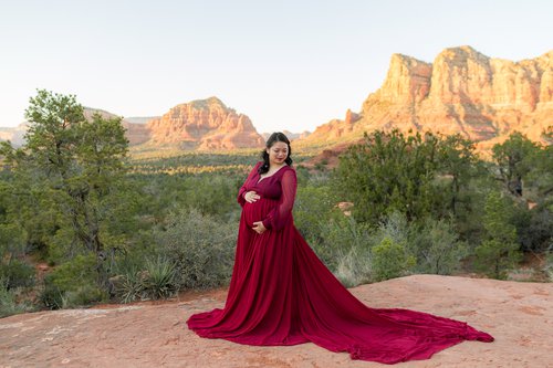 Sedona babymoon photoshoot at Bell Rock Vortex