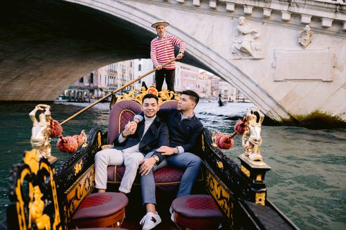 Venice couples trip photoshoot at Rialto to San Polo + Gondola